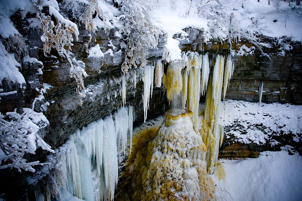 1024px-Valaste_Frozen_waterfall
