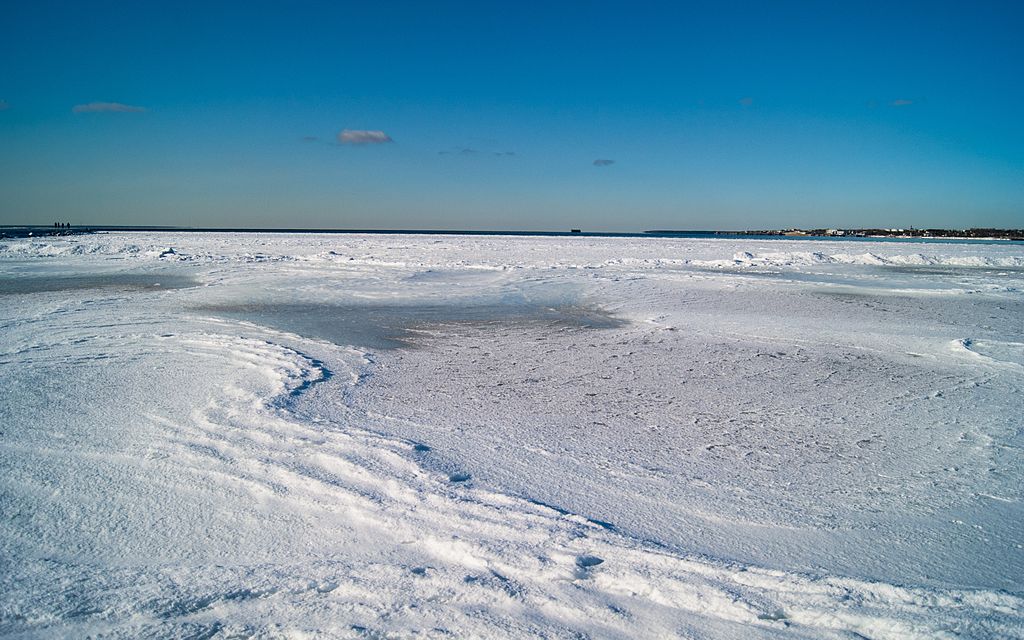 Frozen_sea_in_Estonia_(8559279573)