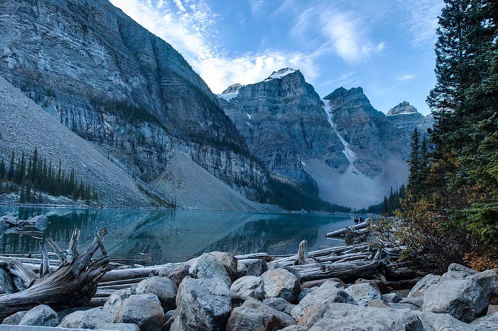 Moraine_lake,_Banff,_Alberta,_Canada