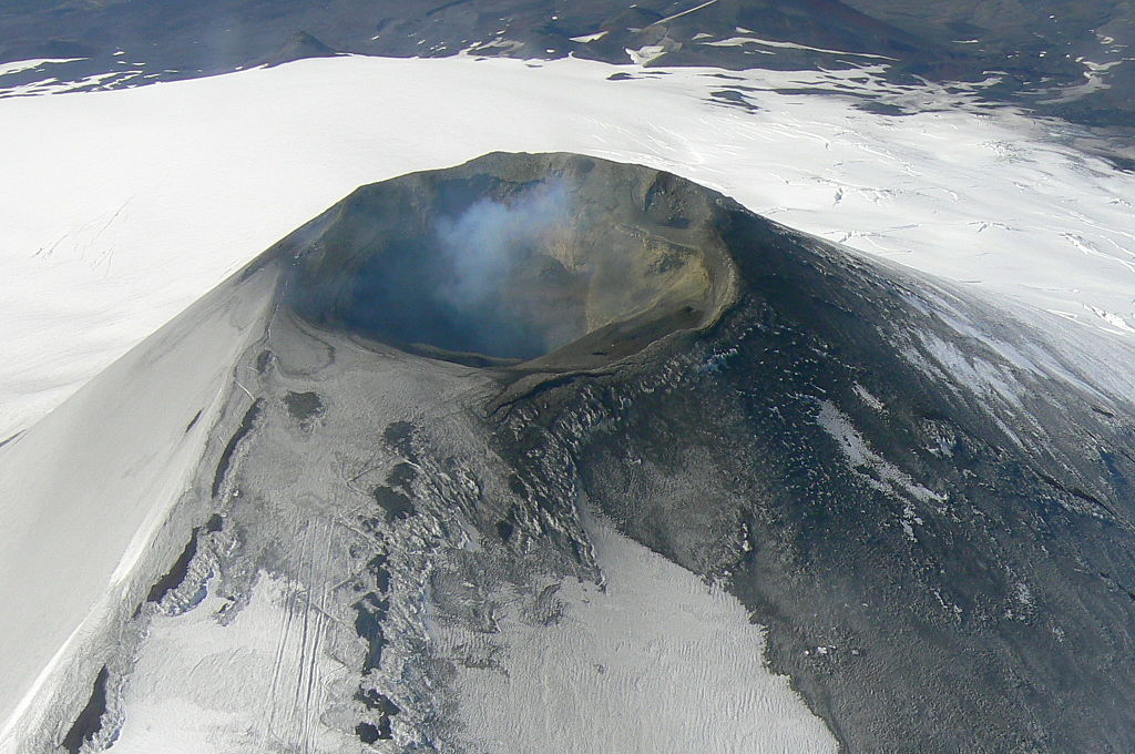 1024px-Villarica_Volcano_(aerial_view)1