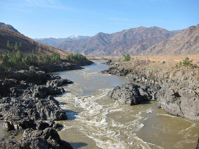 Katun River (photo by Obakeneko)