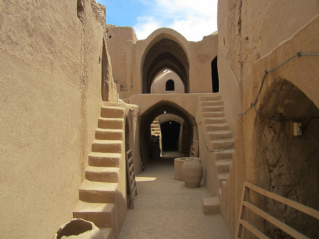  9th century Sassanid Fortress at Saryazd, Iran (photo by David Stanley) 