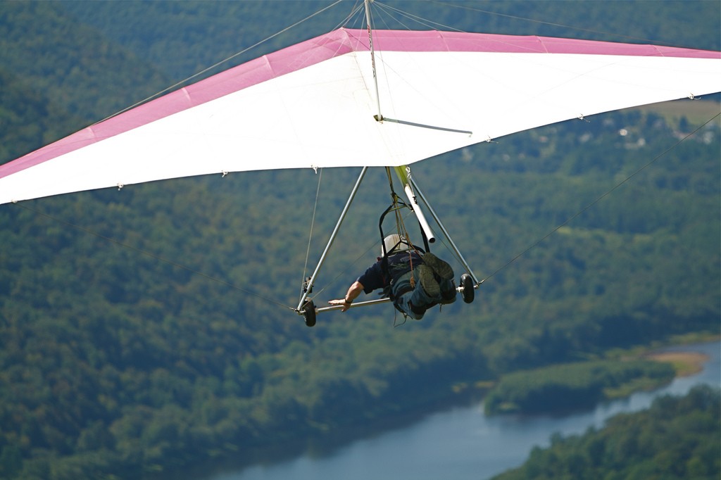 differences between hang gliding and paragliding