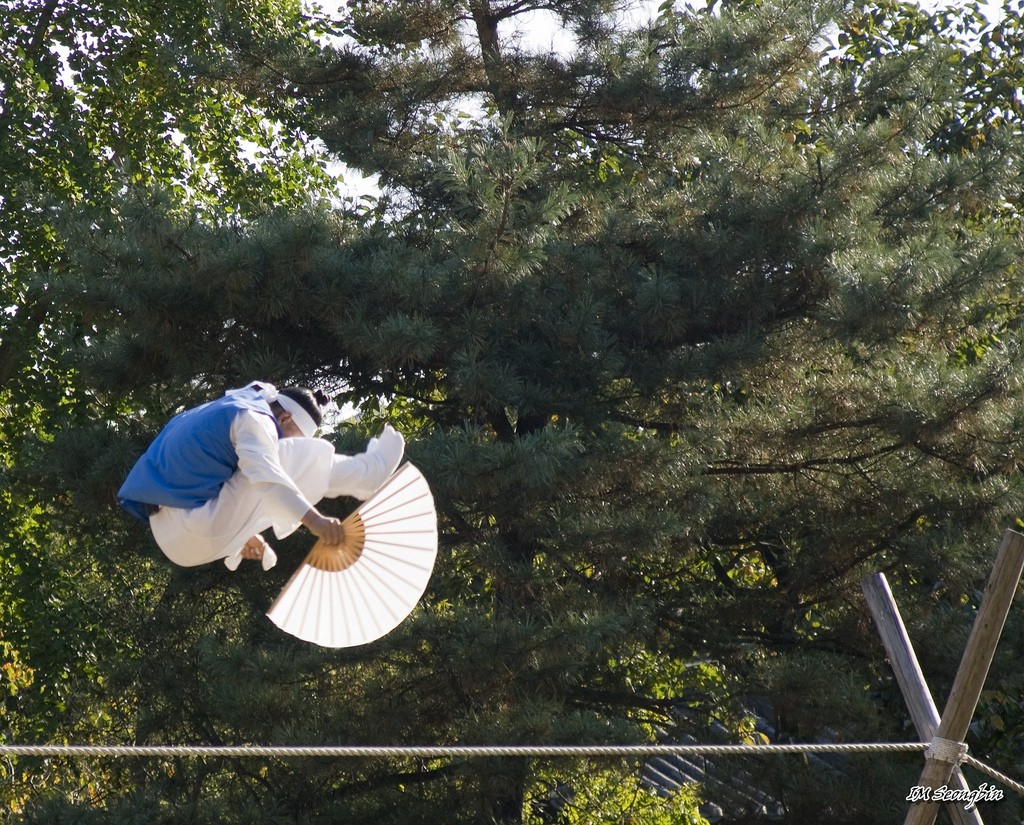 Tightrope Walking and Slacklining