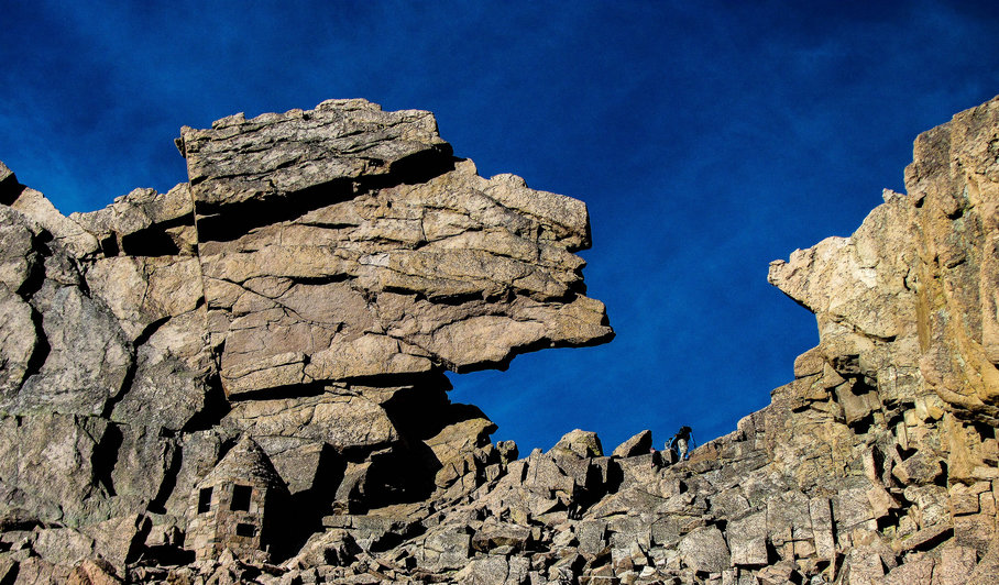 cliff hanging hikes