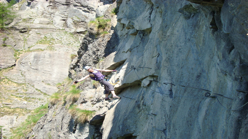 cliff hanging hikes