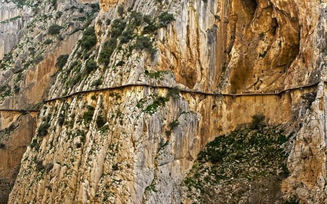 cliff hanging hikes