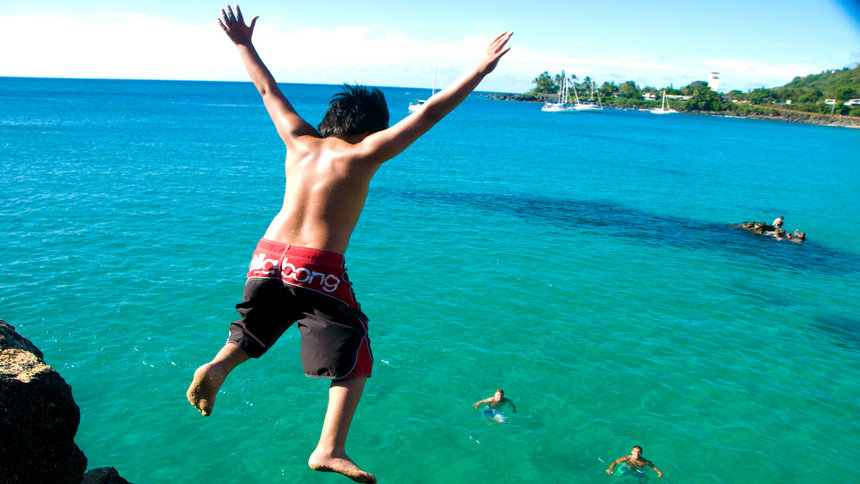 Hawaii cliff jumping