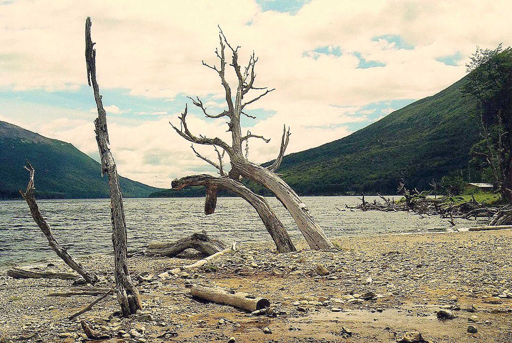 1024px-Lago_Fagnano,_Tierra_del_Fuego,_Argentina_-_panoramio