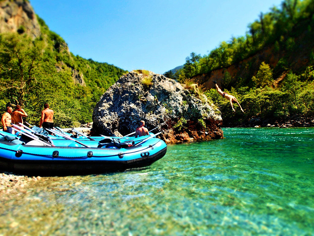 Diving_and_rafting_on_Tara_River_Canyon,_Montenegro-Bosnia_border_(15079927371)