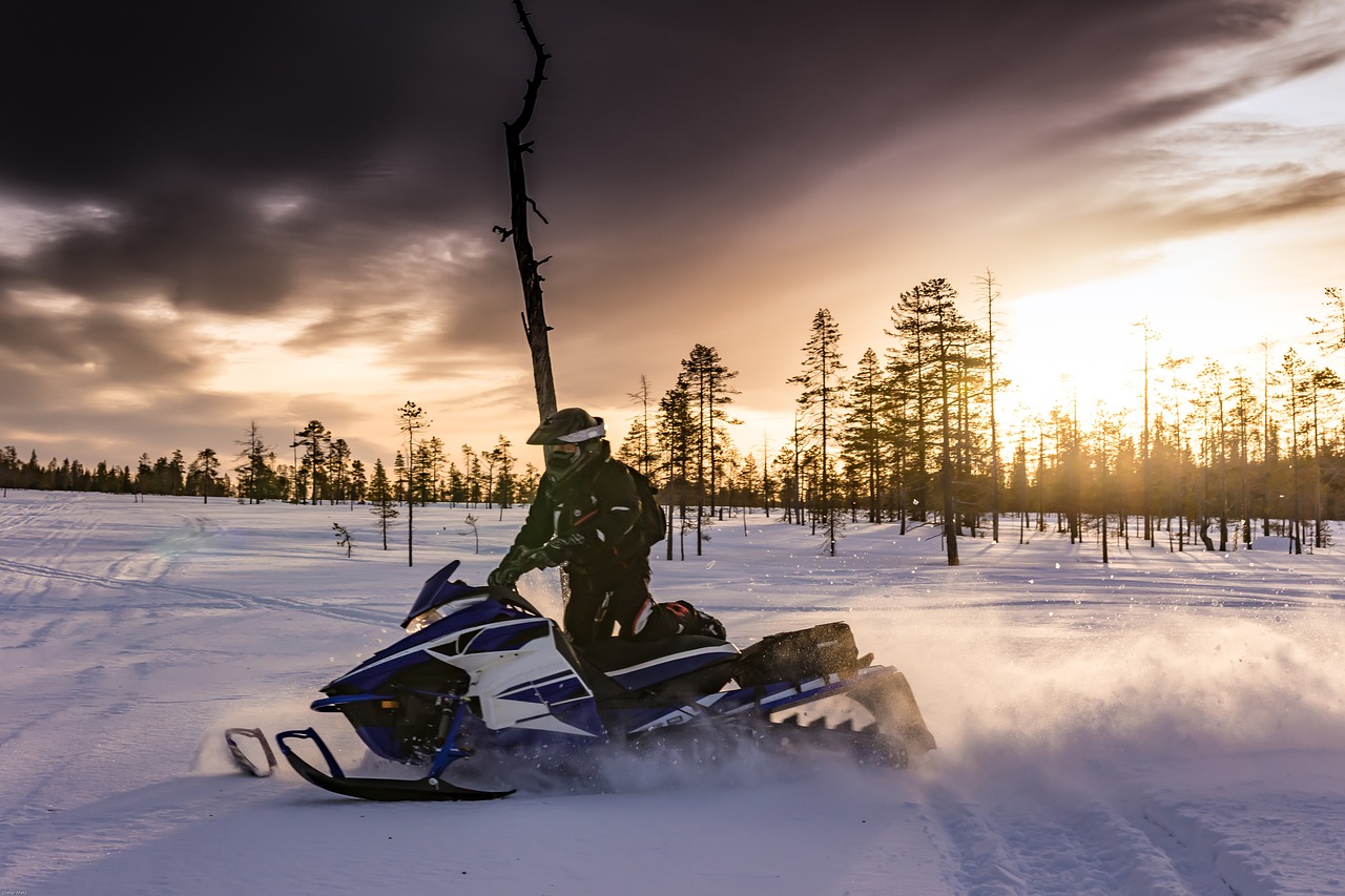 snowmobiles-2035500_1280