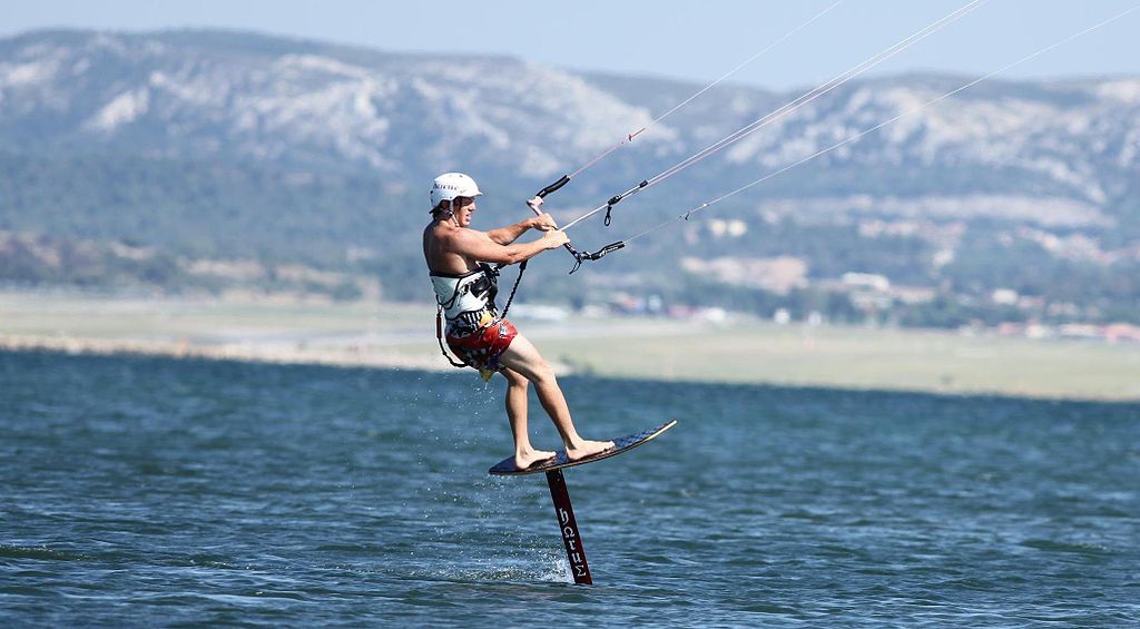 1024px-Hydrofoil_en_Kitesurf