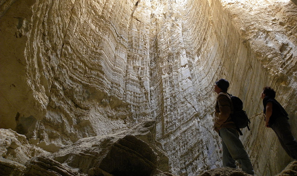 1024px-Sodom_Salt_Cave_031712