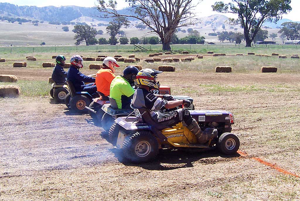 Lawnmower_races_starting03